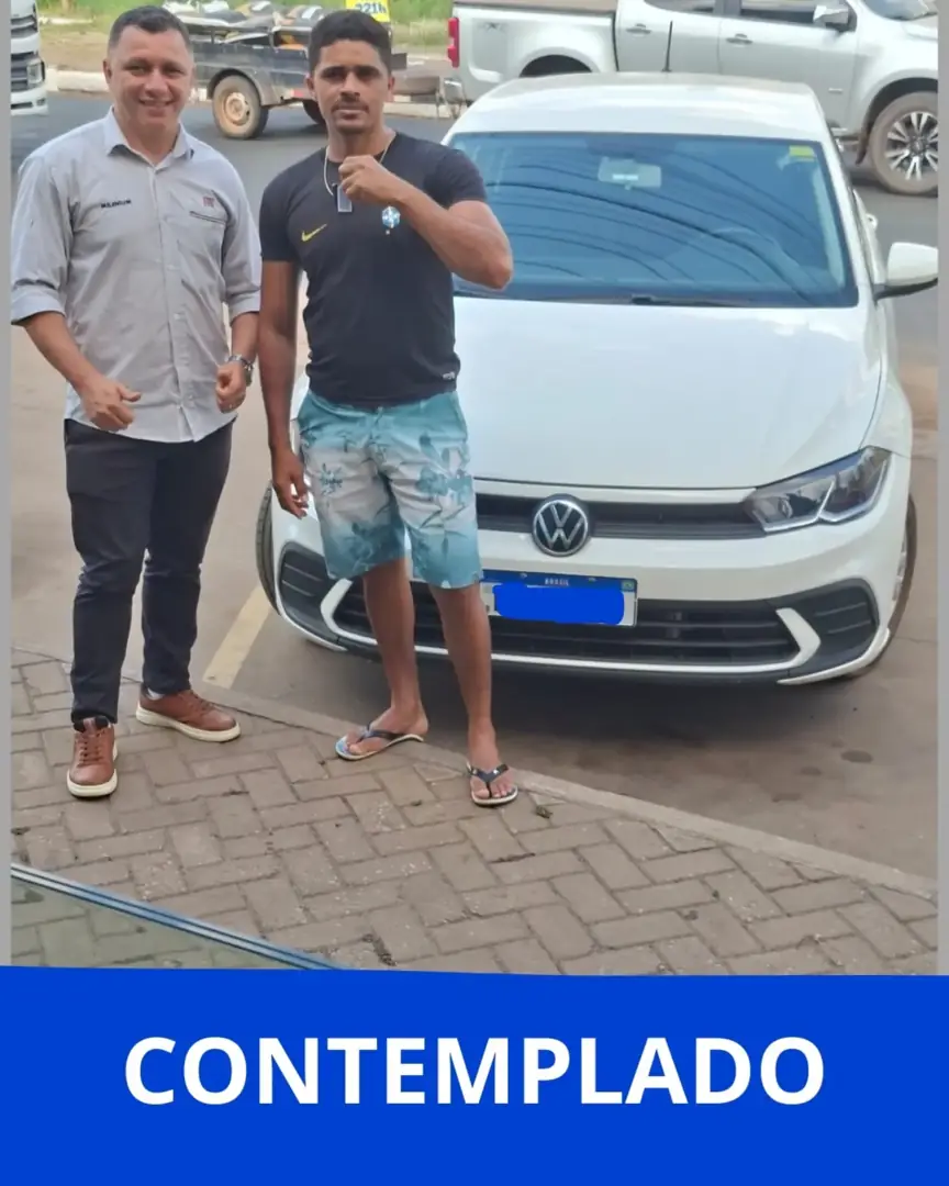 Raimundo Rocha com Diego e o veículo entregue