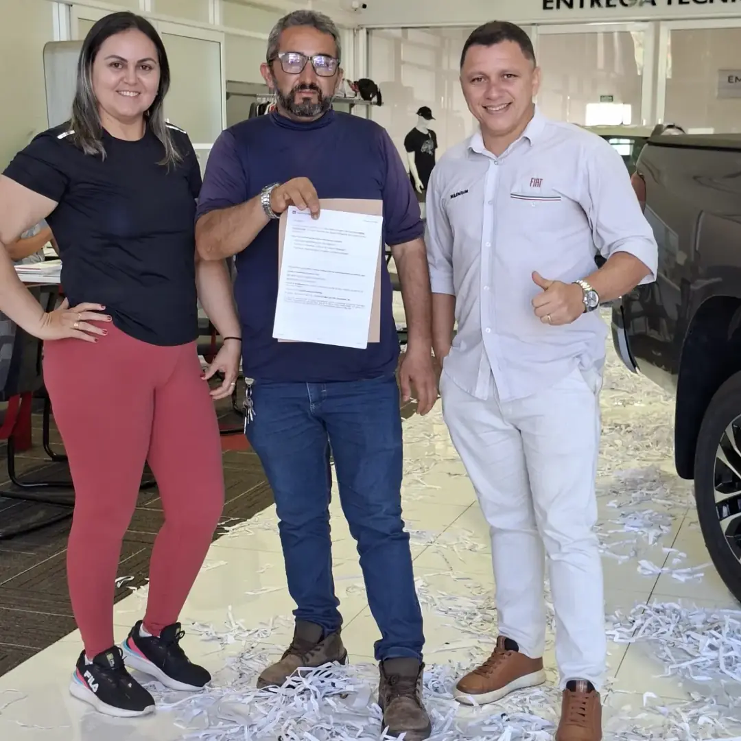 Raimundo Rocha com Edivan e esposa segurando o contrato