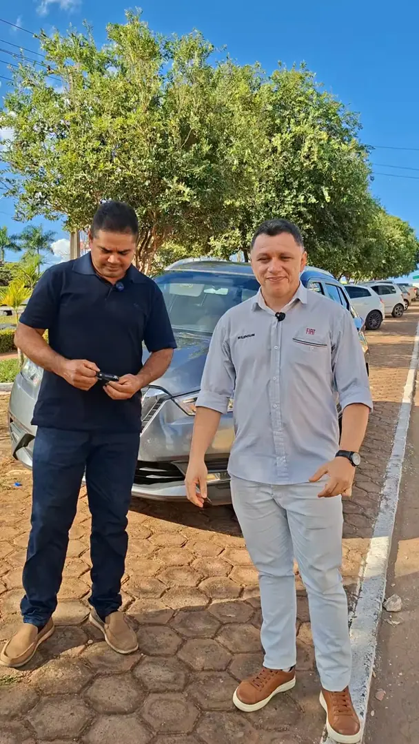Raimundo Rocha e Oriswaldo ao lado de um veículo