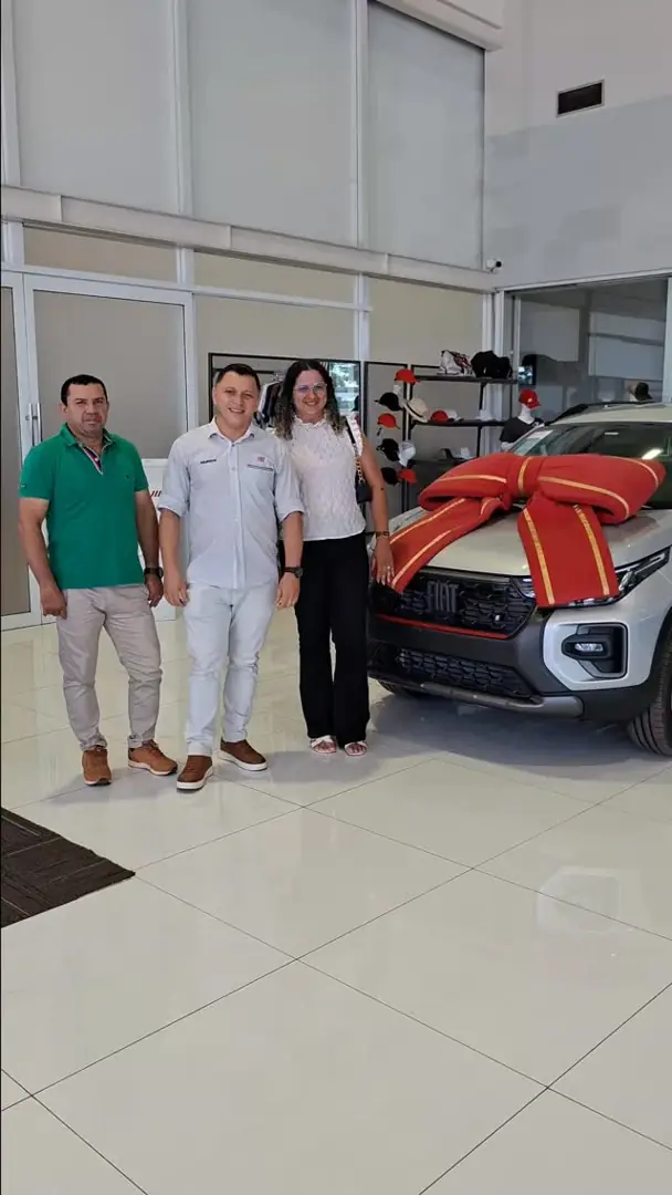 Raimundo Rocha acompanhando clientes na entrega de um veículo